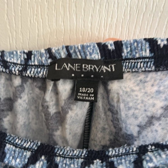 Layne Bryant blue/white diamond on/off shoulders flowy Top 3/4 sleeves Size18/20 - Picture 2 of 2